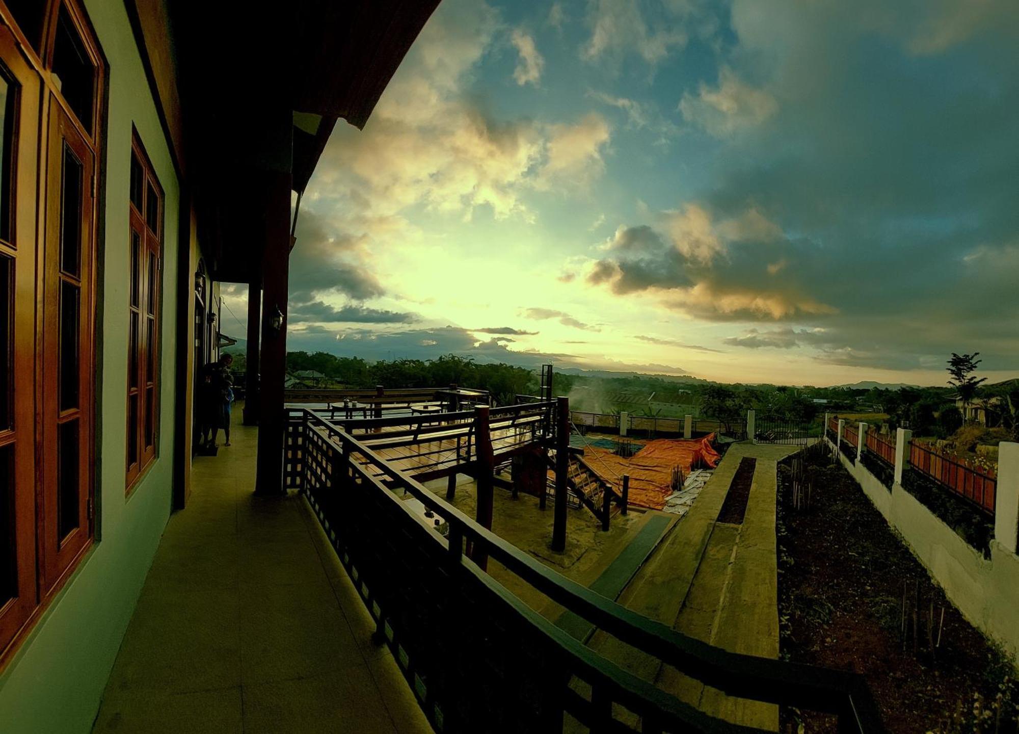 Kopa Hilltop - Family Guest Home Ruteng Exterior photo