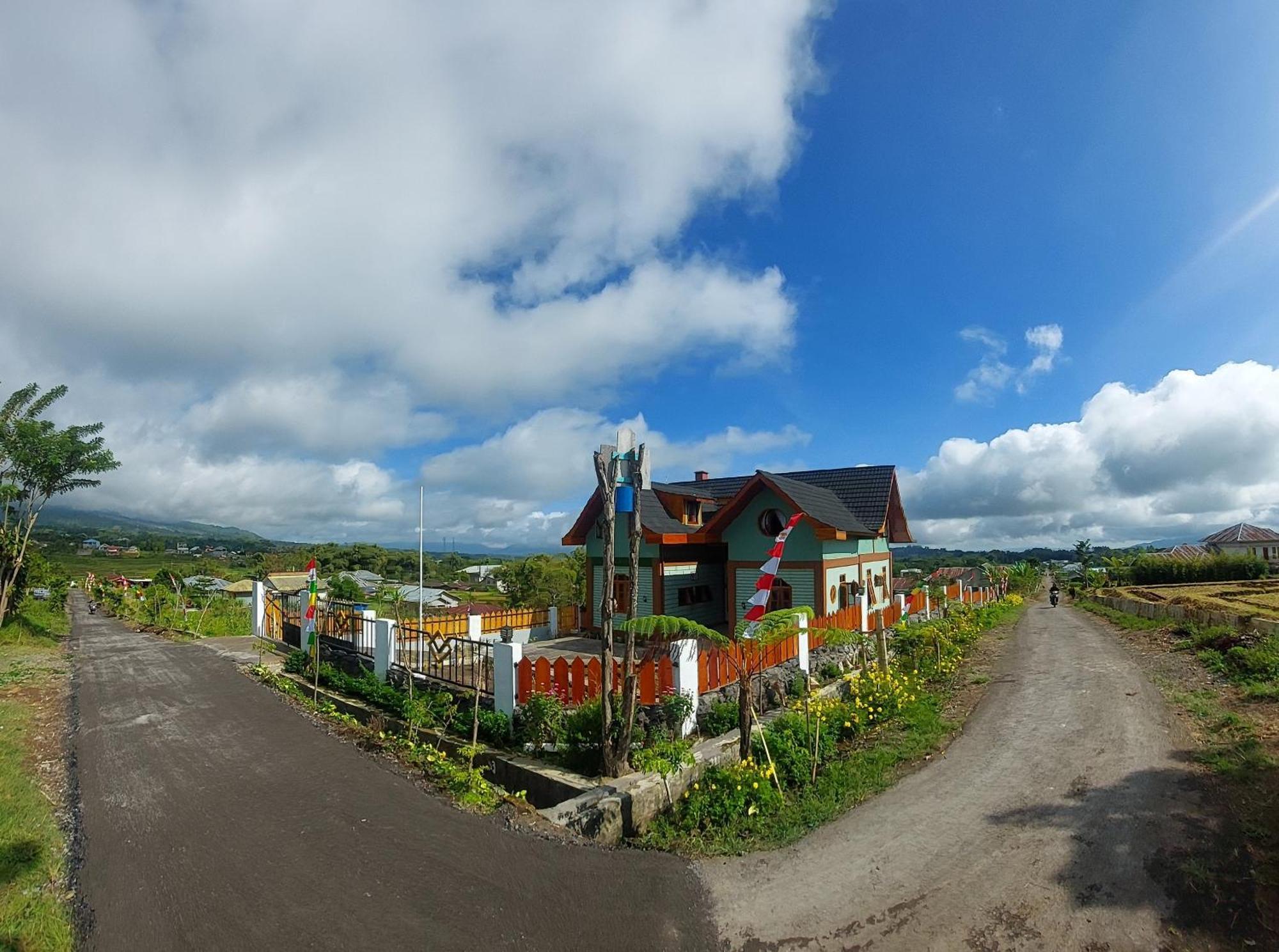 Kopa Hilltop - Family Guest Home Ruteng Exterior photo